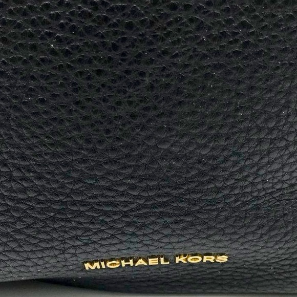 Michael Kors, pebble, leather, black shoulder bag, gold hardware, zipper closure - Picture 2 of 9